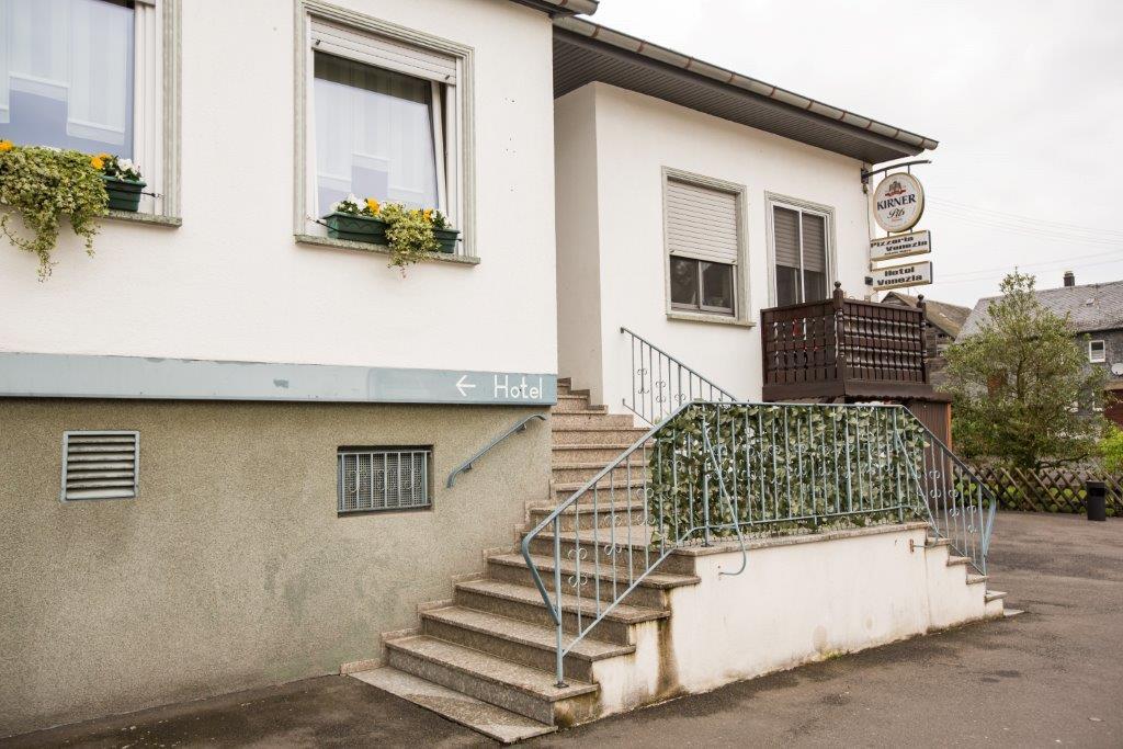 Hotel Pizzeria Venezia Sohren Екстер'єр фото